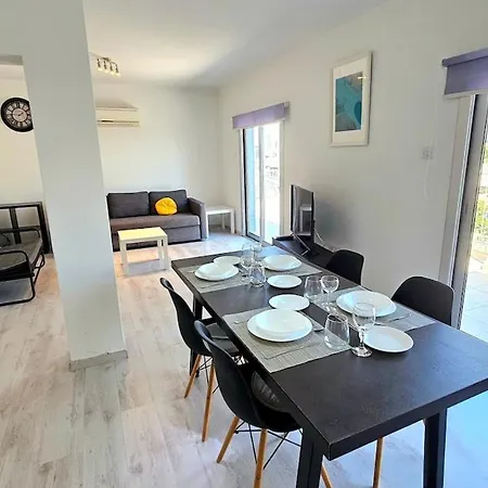 Molos Centre Living شقة